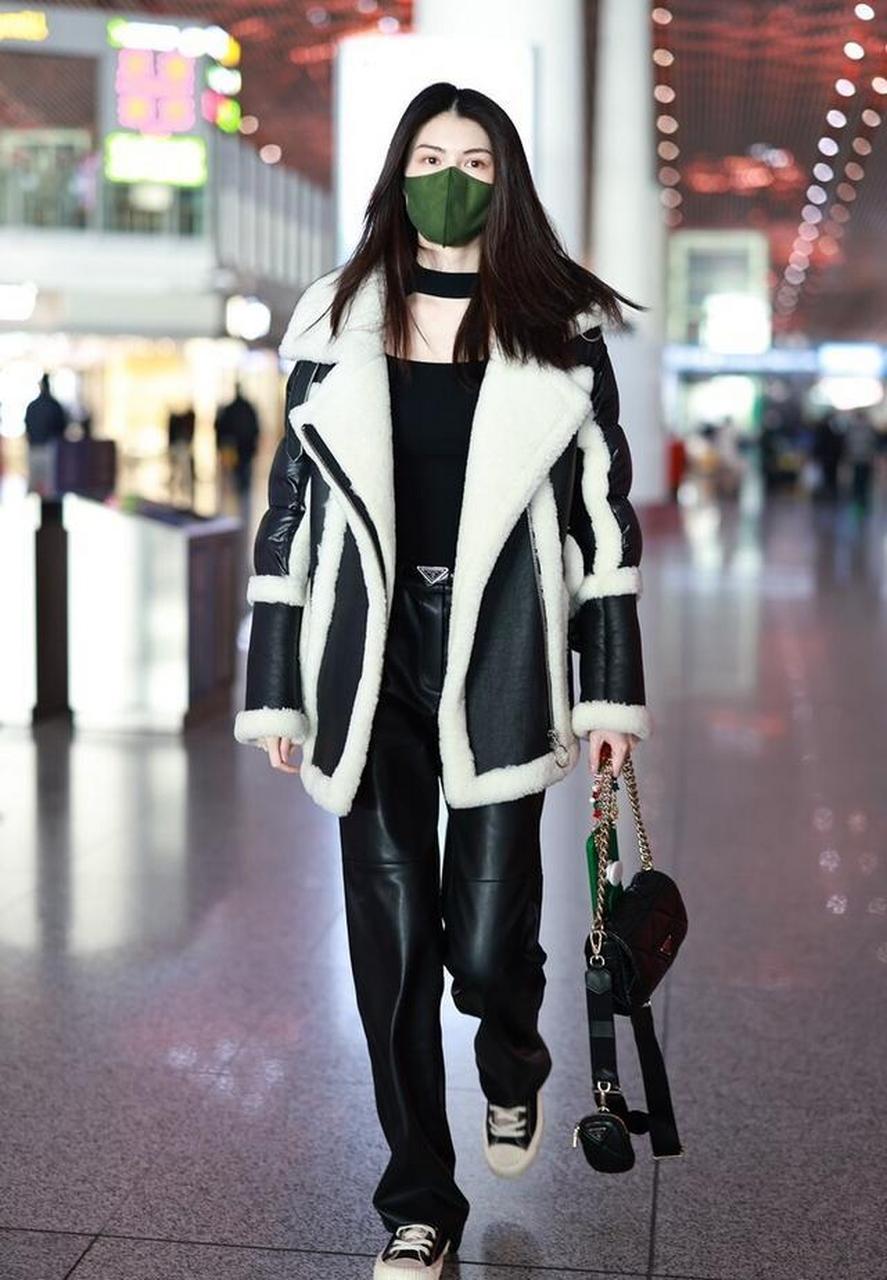 街拍:何穗黑白拼接机车羊羔绒外套 黑色皮裤 纤缝包酷讽帅气