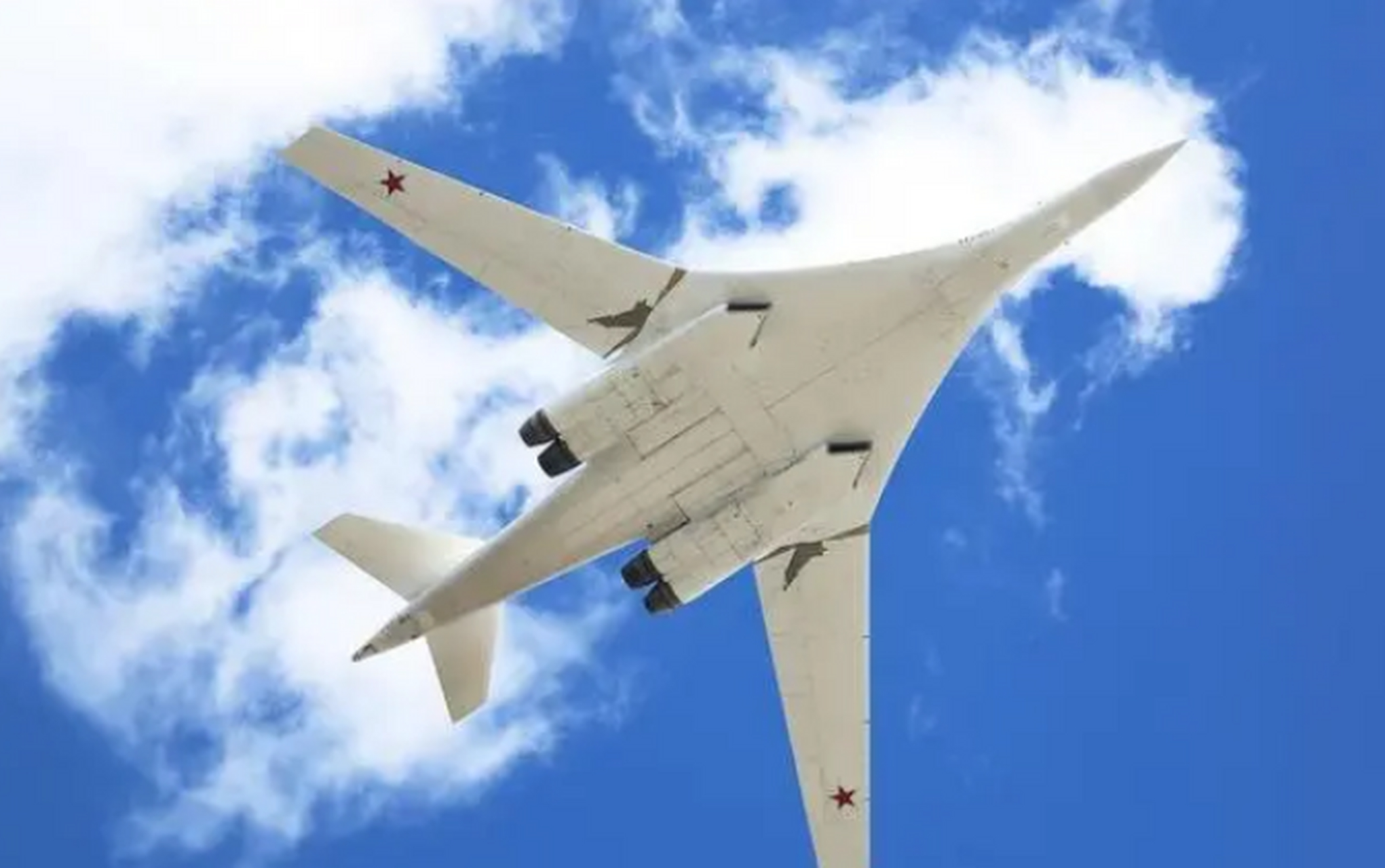 之际,美国空军出动多架b-52开展了针对俄罗斯圣彼得堡的核打击演练