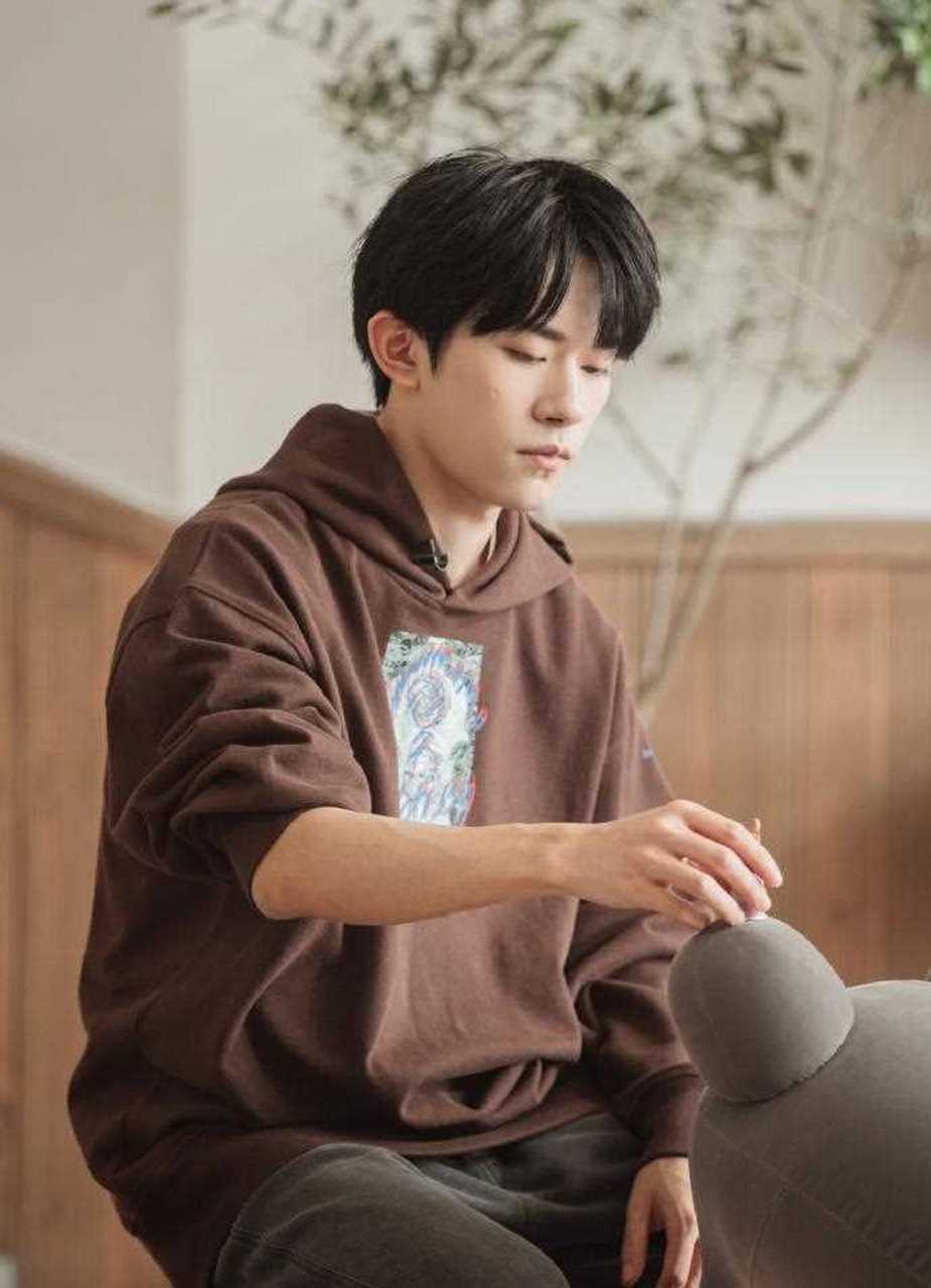 易烊千玺综艺新造型,咖啡色连帽卫衣搭配八字刘海,打起快板都这么帅气