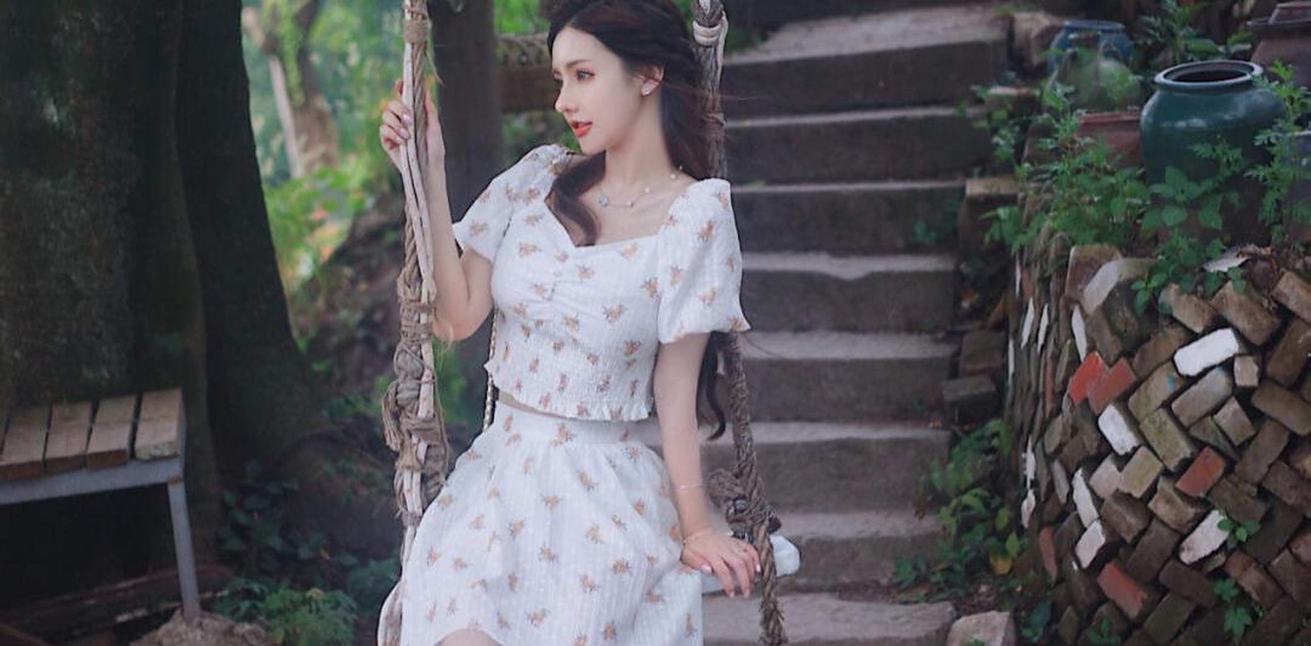 白色印花短裙小姐姐太温柔了,端庄大方温柔美丽,妥妥的女神范儿