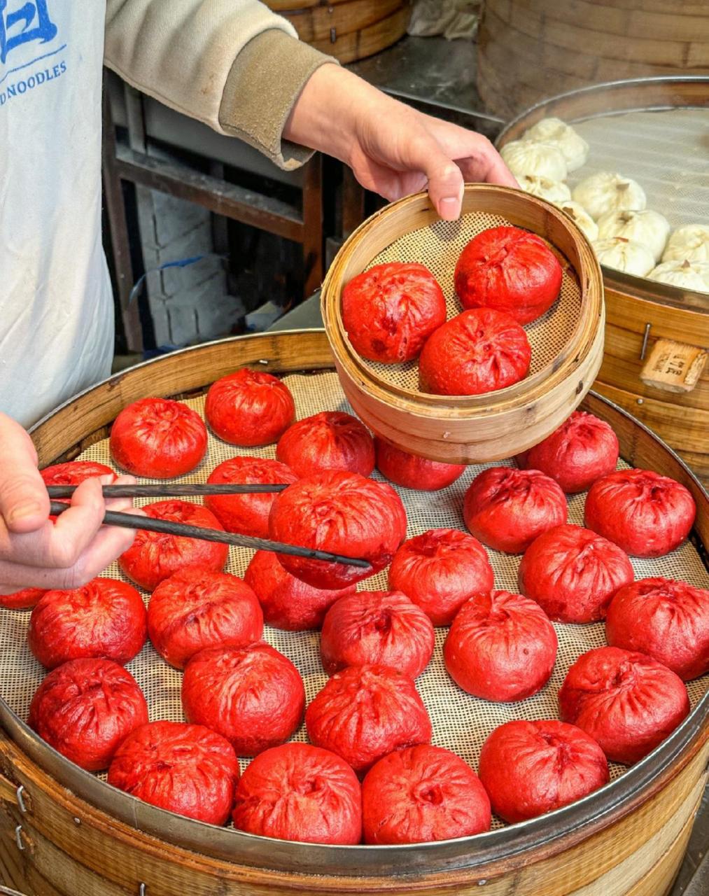 成都街头又有红包子啦!一起吃红包接好运!