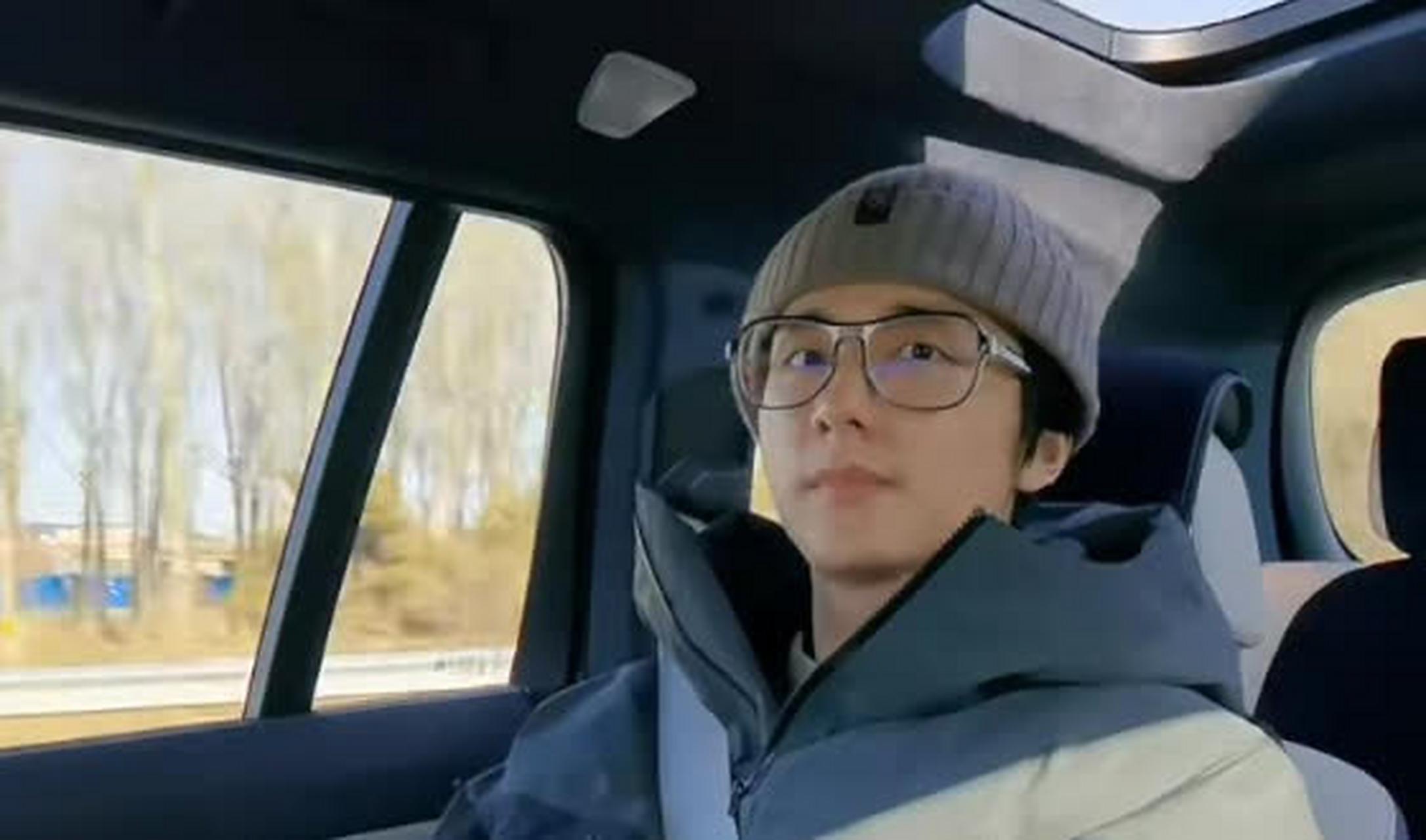 张新成下班坐车回家,戴着毛线帽和眼镜,举止憨厚,素颜的他看起来很有