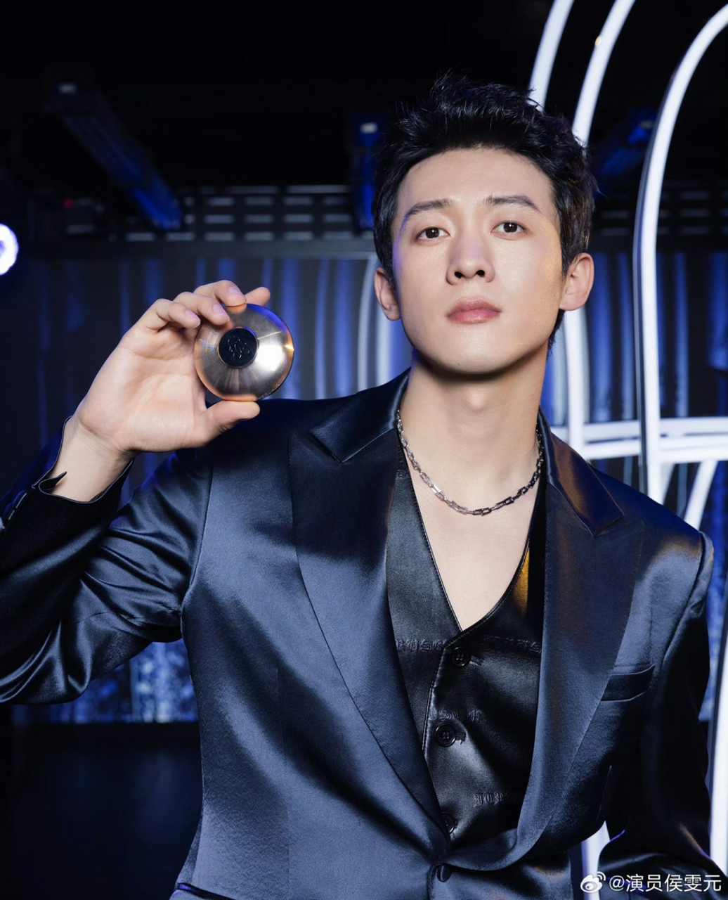 近日,娱乐圈的八卦媒体发布了一组照片,显示了钟楚曦和侯雯元手牵手从