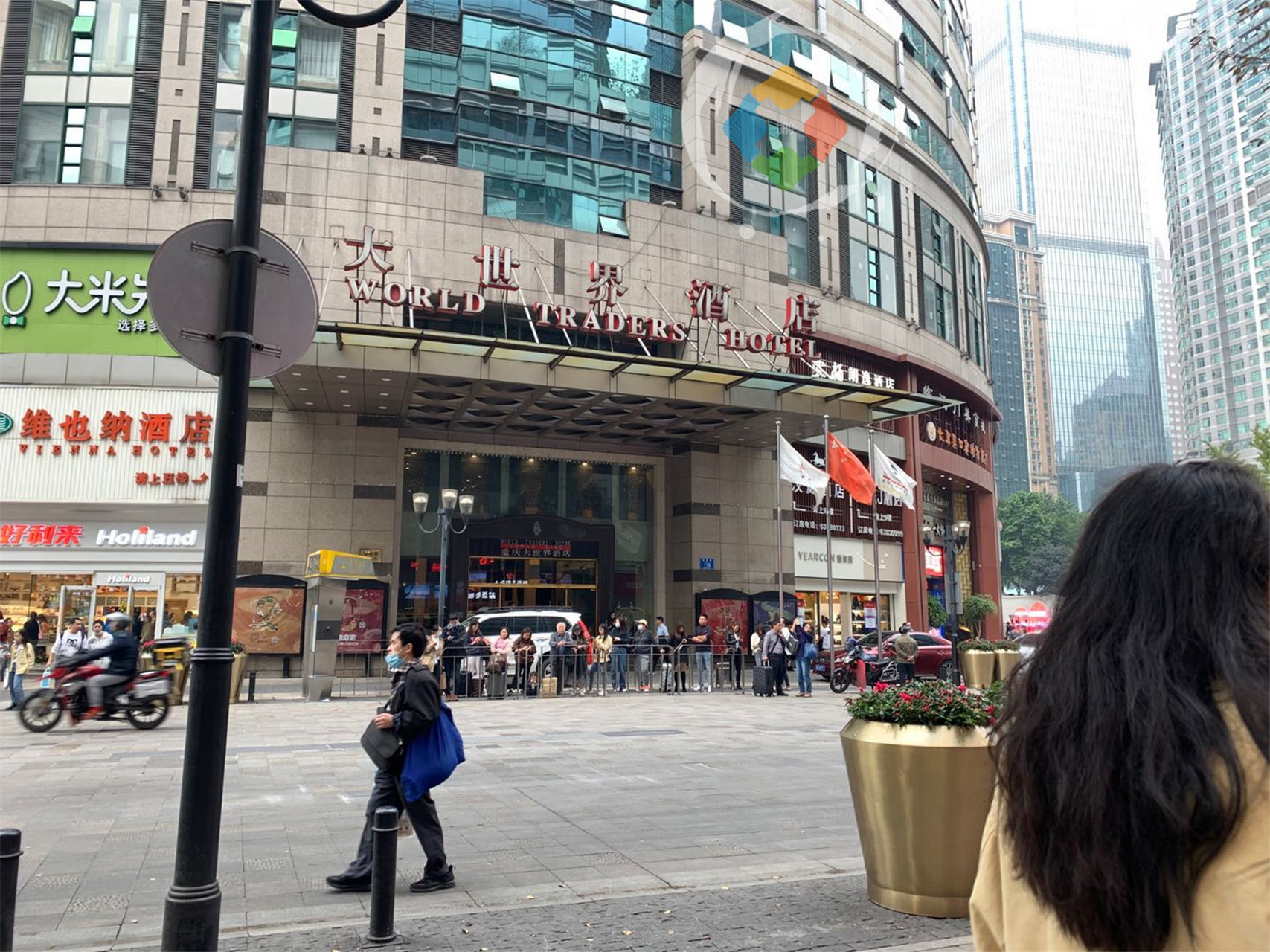 重庆大世界酒店门口的这个出租车乘坐点,给解放碑许多上班族带来了