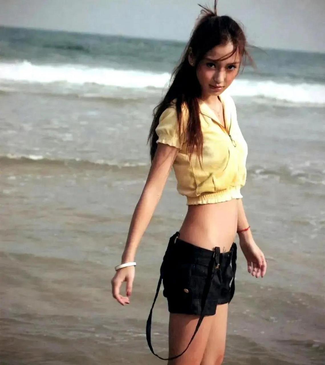 看了杨颖早期的照片, 那时她还是小麦肤色, 多健康的颜色.