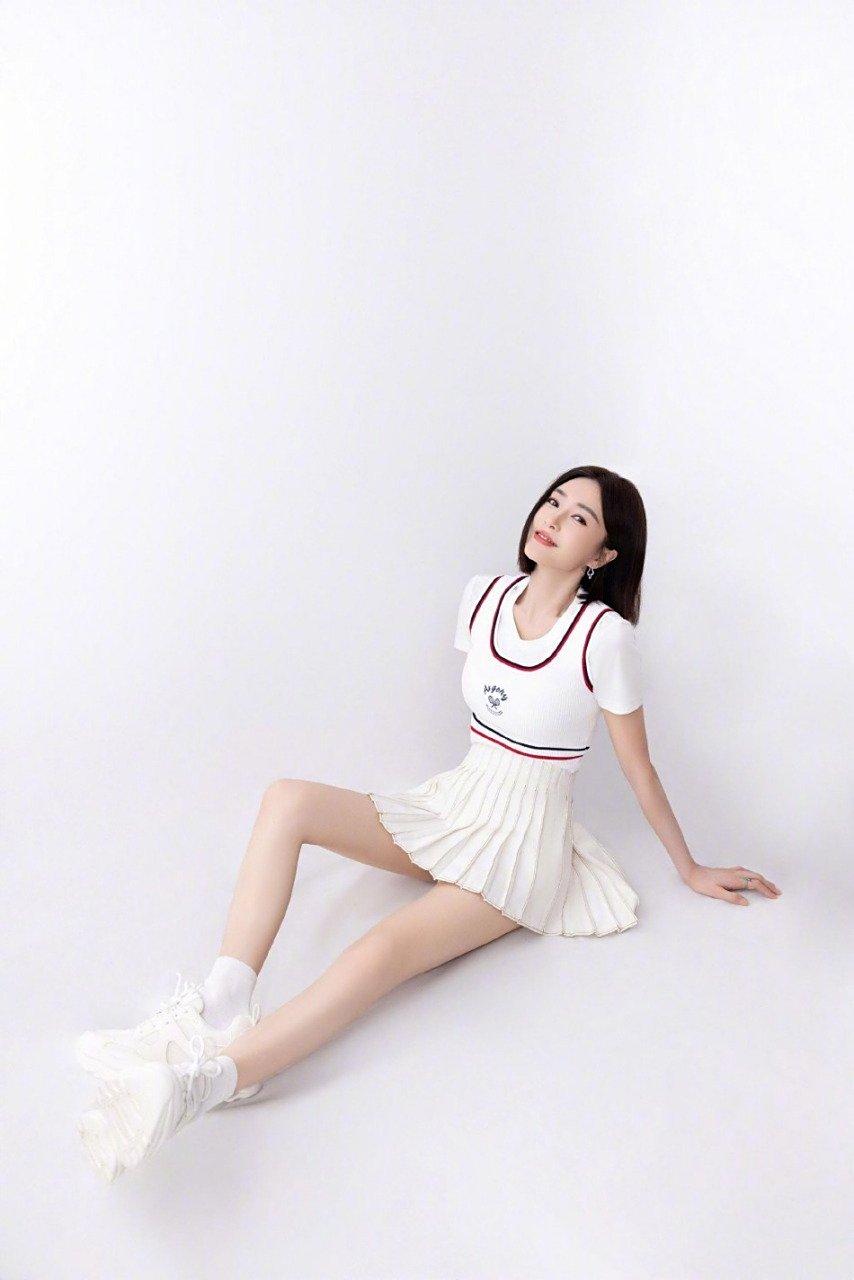 7月17日,秦岚晒美照庆44岁生日,她穿运动短裙露细长美腿比耶,青春靓丽