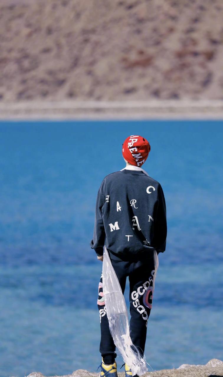 鹿晗感叹终于来过西藏,字母卫衣配小红帽,帅气偶像范儿十足