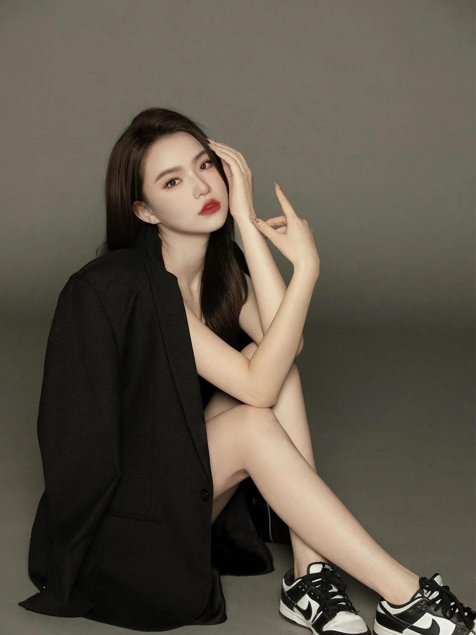 小黑西装极简纯欲风写真