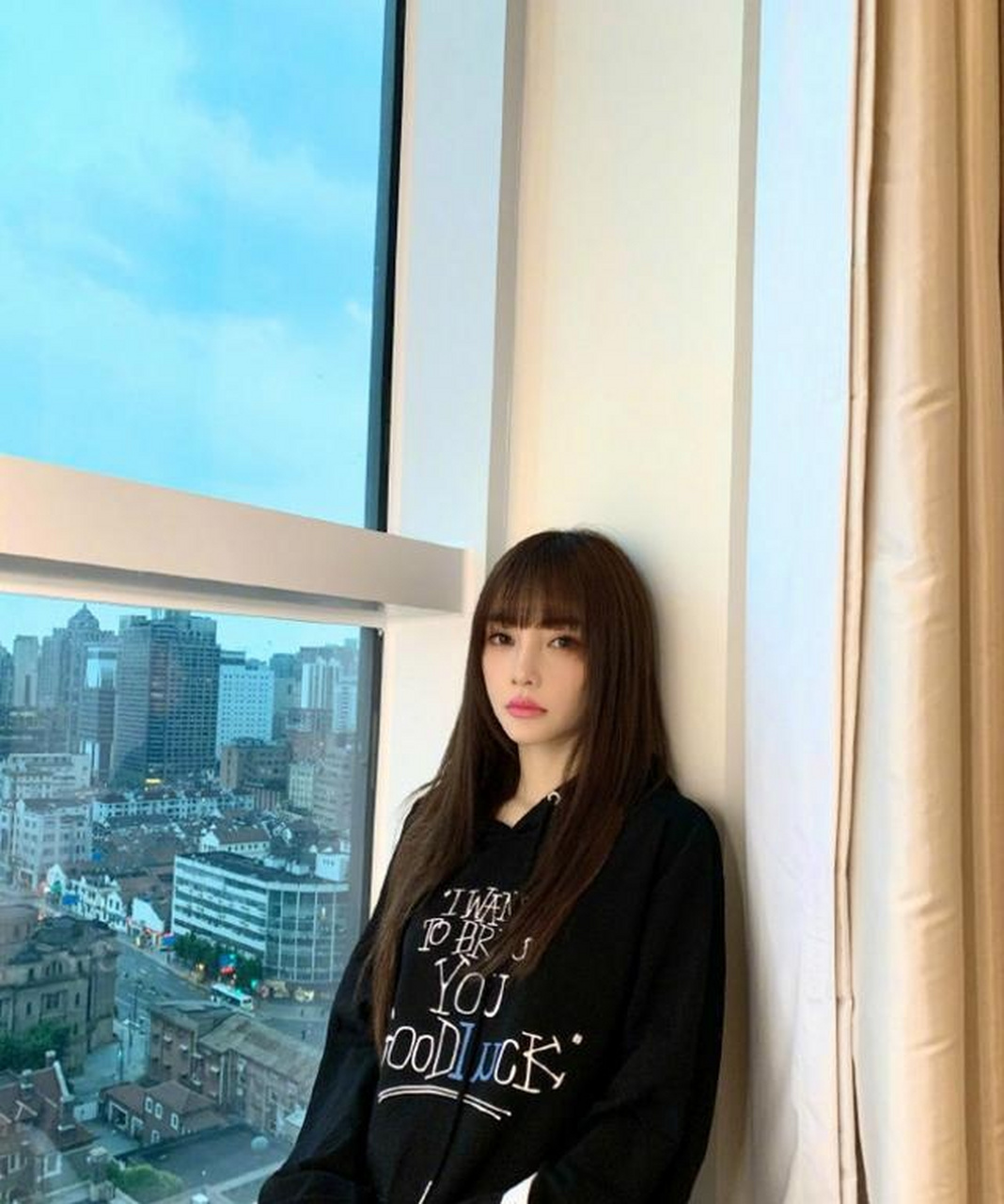 可以看出,李小璐家的装修是属于富丽堂皇型,高端上档次,但是随处乱扔