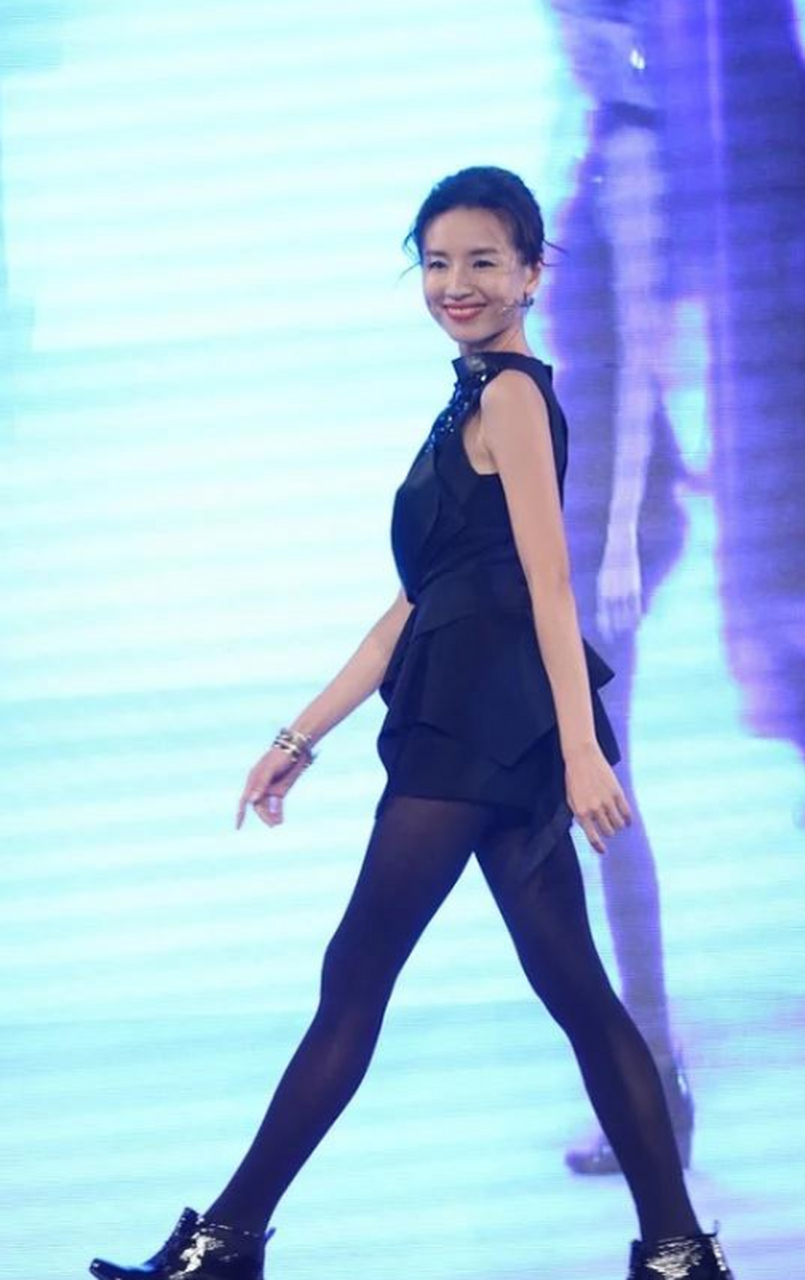 董洁不愧是丝袜女神,穿无袖小黑裙配黑色丝袜,气质身材高级洋气