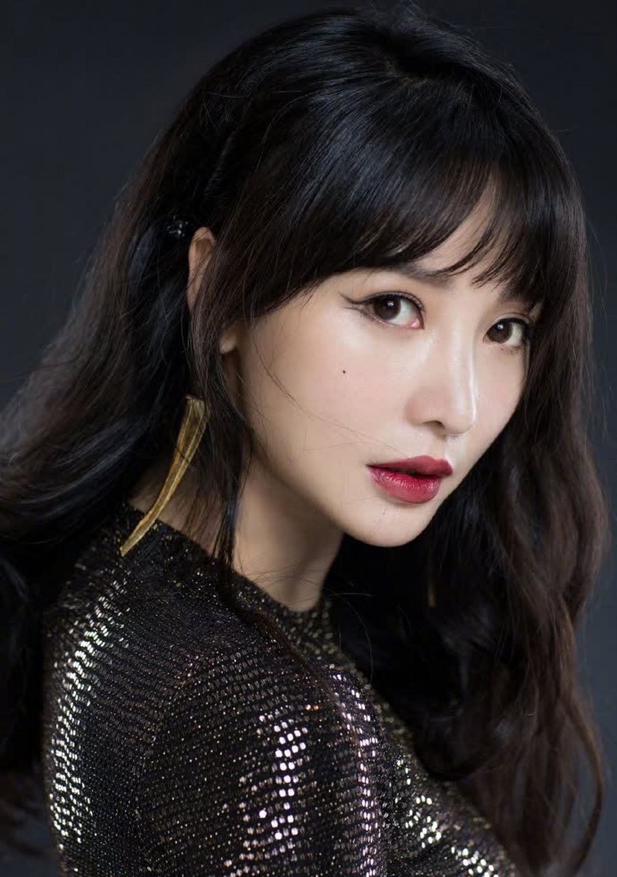 柳岩身穿黑色亮片裙,明亮动人,复古红唇和金色耳环尽显气场?