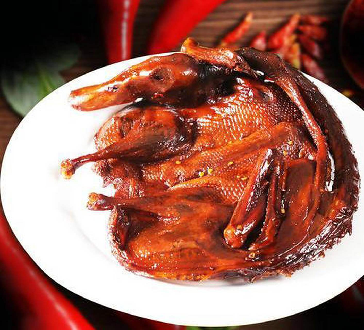 酱板鸭,又叫醴陵酱板鸭,仙都辣酱鸭,是一种用中草药卤制的鸭子,外表看