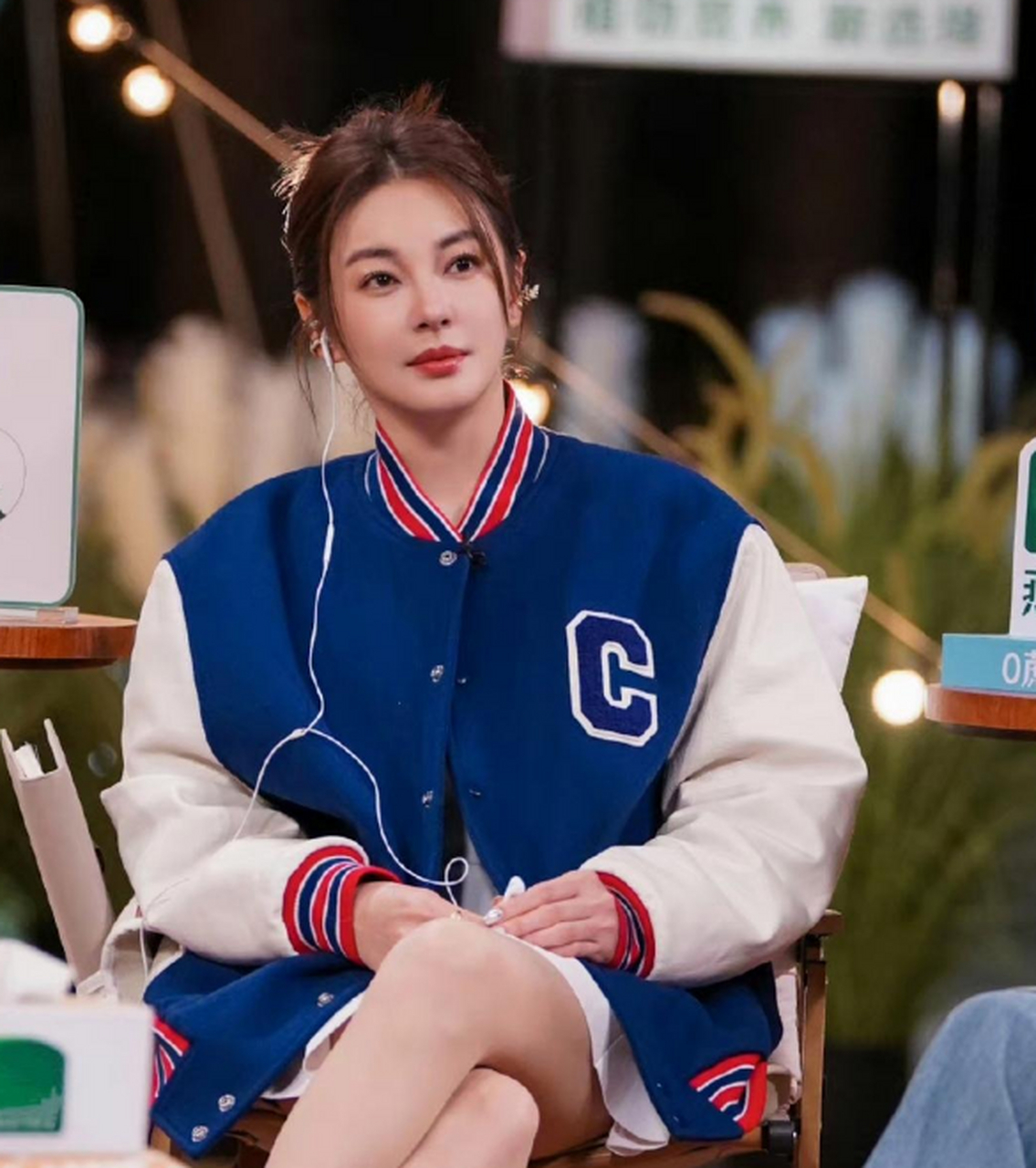 张雨绮录综艺一脸认真,戴着耳机看屏幕很专注,期待播出!