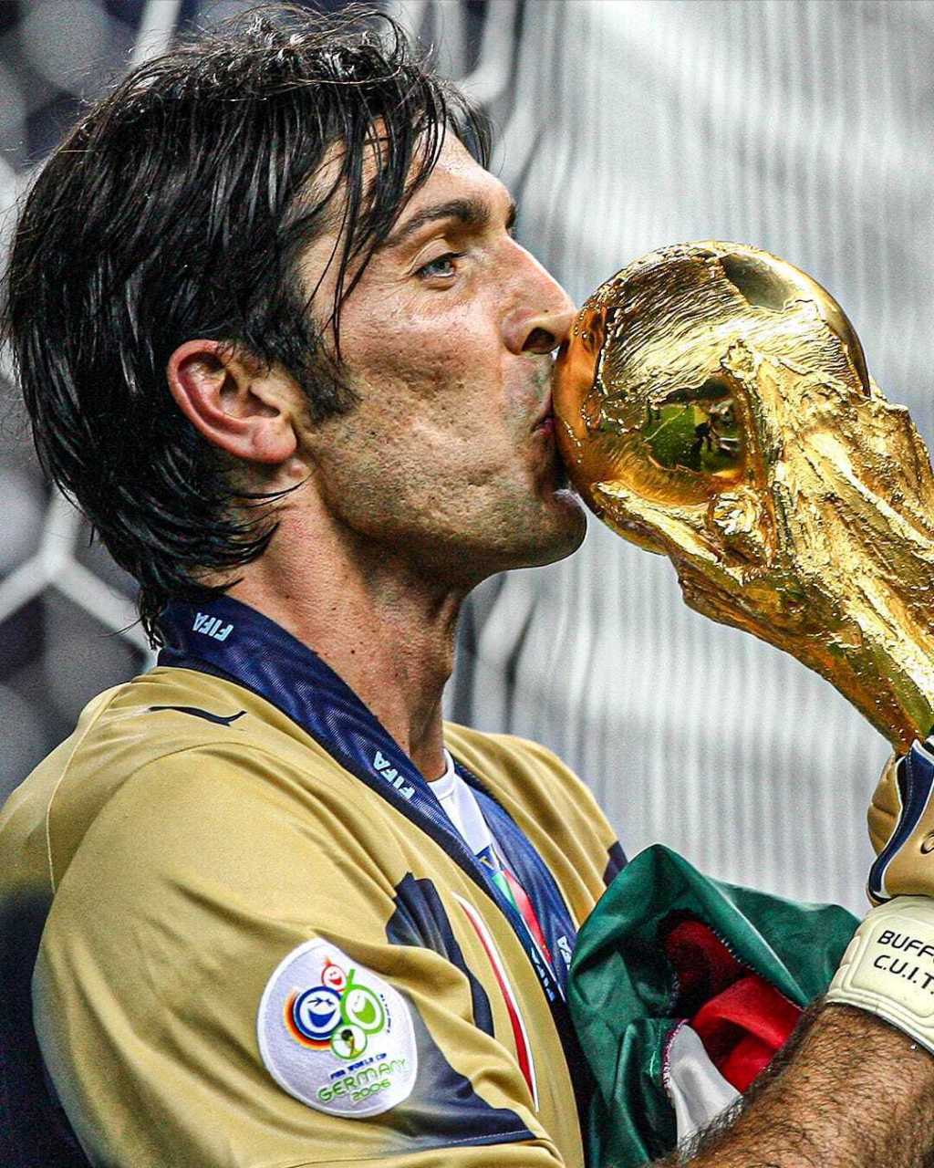 北京时间8月2日晚上,意大利传奇门将布冯宣布正式退役,结束了他长达