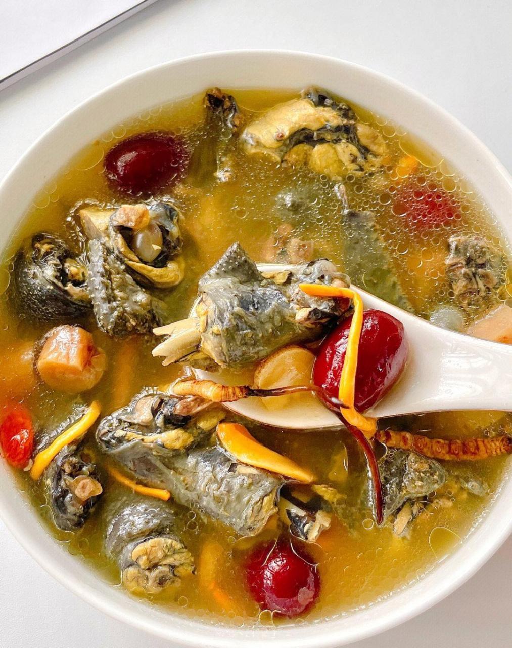 女生冬日必备养颜滋补乌鸡汤!气色真的好!