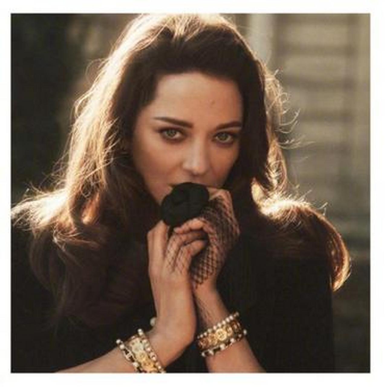 奥斯卡影后玛丽昂·歌迪亚为时尚杂志拍摄了一组复古大片,温暖夕阳下