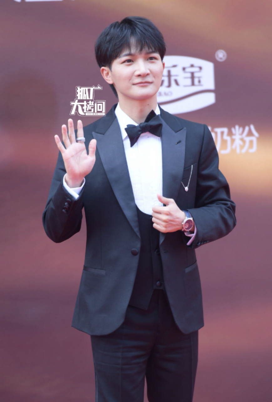 周深在华表奖红毯上清唱《想你的365天》表达来到现场的心情好可爱