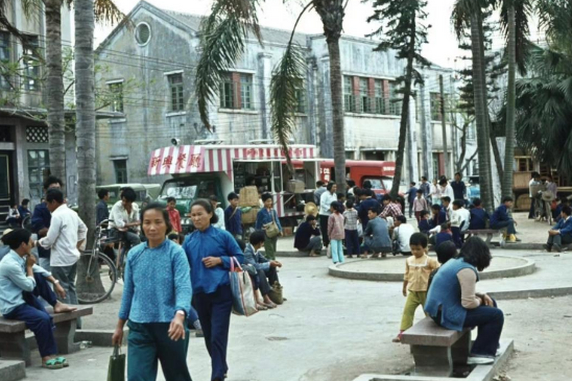 上世纪八十年代,深圳街头的一组照片. 当时,改革开放刚刚确立.