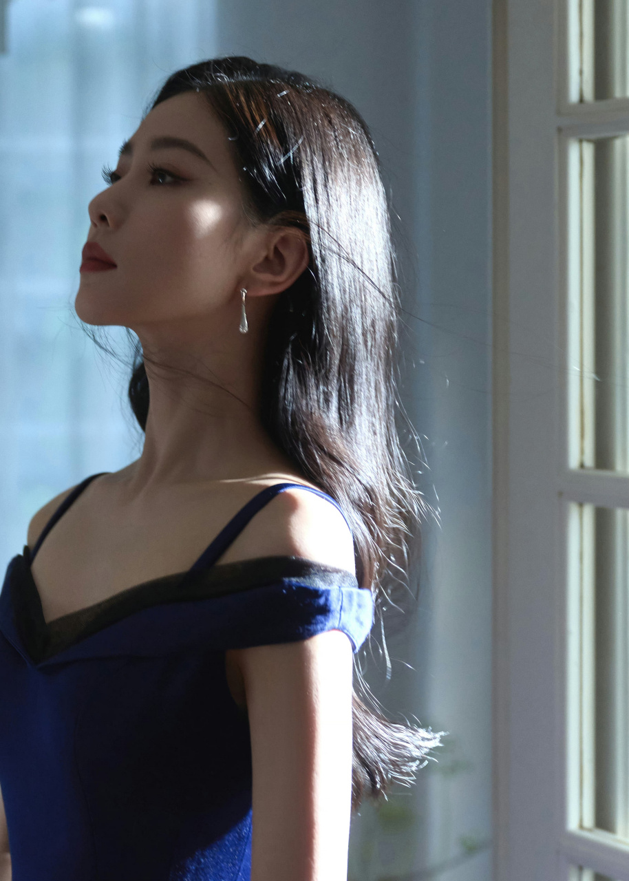 来自刘诗诗美颜暴击,身穿一袭蓝色吊带裙惊艳亮相活动现场,淡雅的妆容