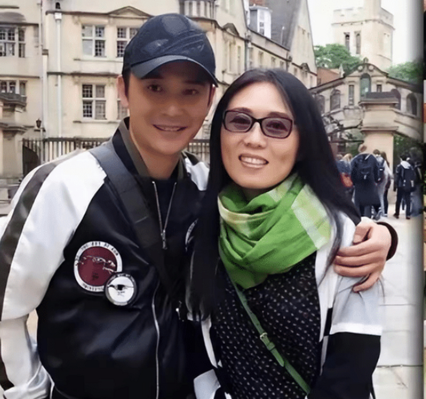 12月27日,黄梅戏演员吴琼和老公阮巡罕见同框的画面引起网友围观.