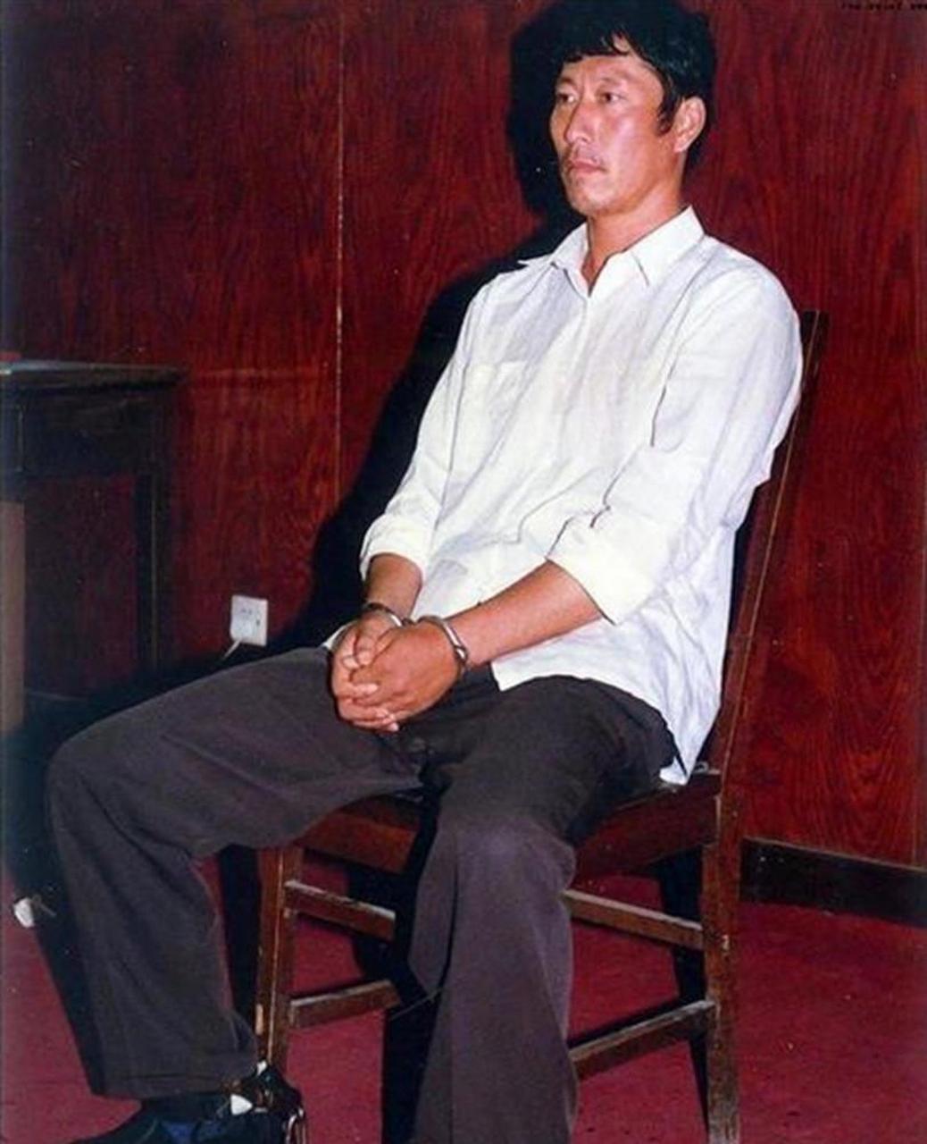 1997年,落网后的白宝山,镜头前的白宝山有些不甘心,面露凶光的他只要