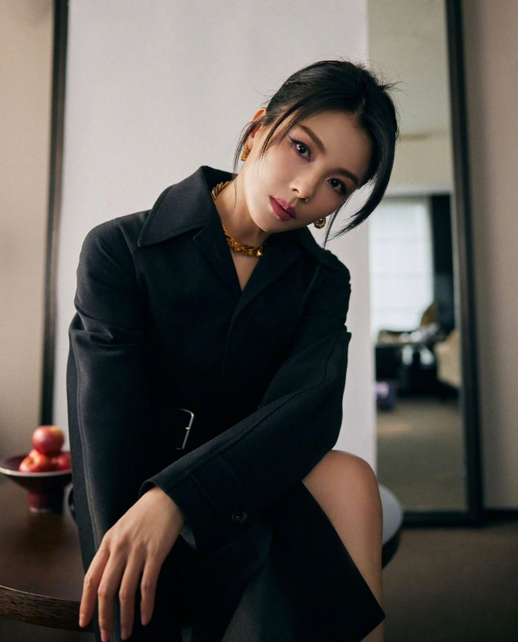 高贵优雅,眼妆精致,妩媚诱人的#刘涛# 一袭黑色大衣,香艳美腿外漏