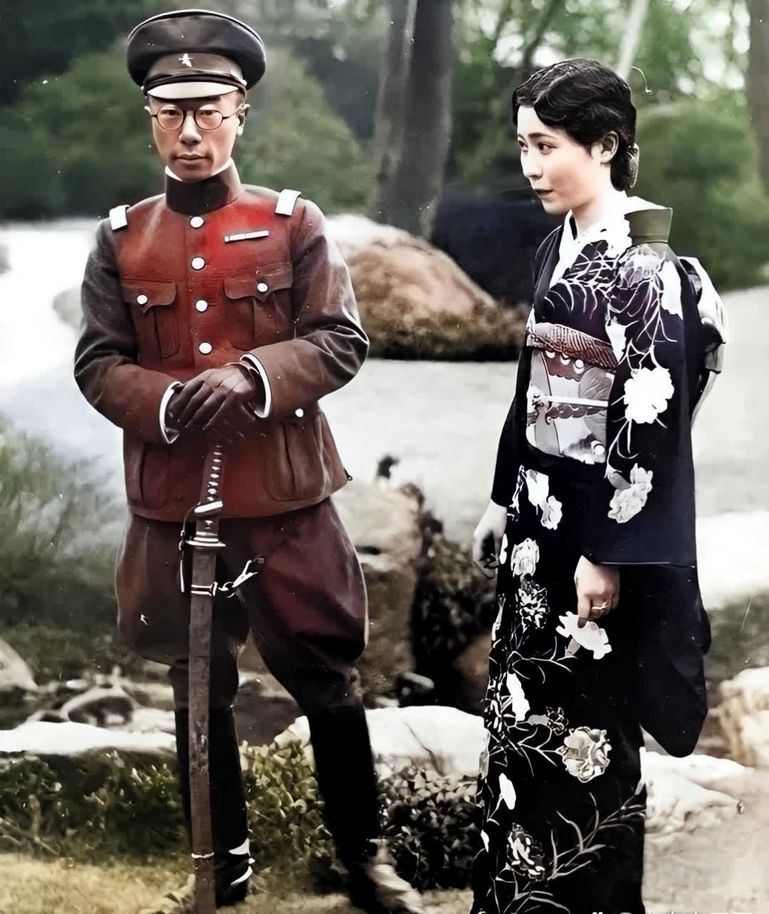 1937年,刚刚结婚的溥杰与日本妻子嵯峨浩于当年1月相亲,并在三个月内