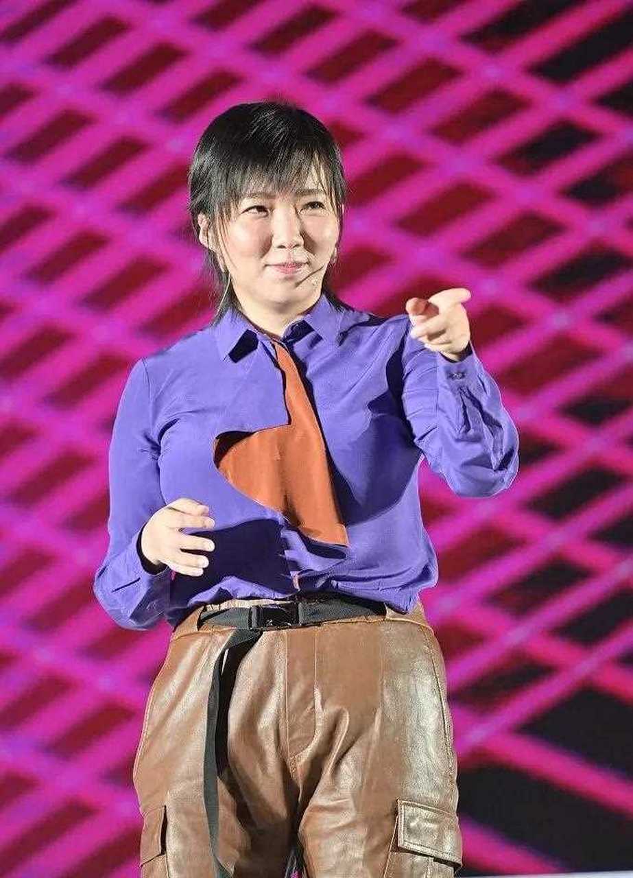 马薇薇胖了,说是抑郁症药物的副作用. 这身造型也是有点让人看不懂.