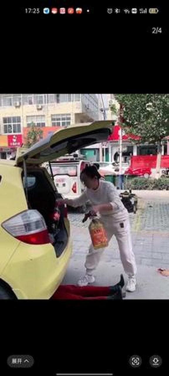 远观黄色车下, 突显人双腿, 惊悚无假. 神色不慌不忙, 后备车厢装藏.