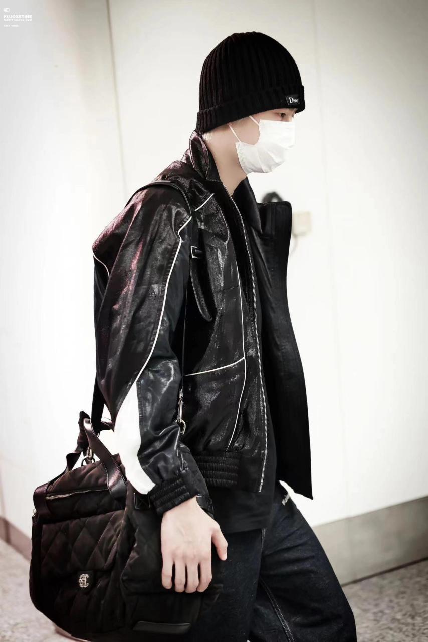 王一博机场私服 撞色夹克内搭t恤, 下搭牛仔直筒裤配运动鞋,帅!