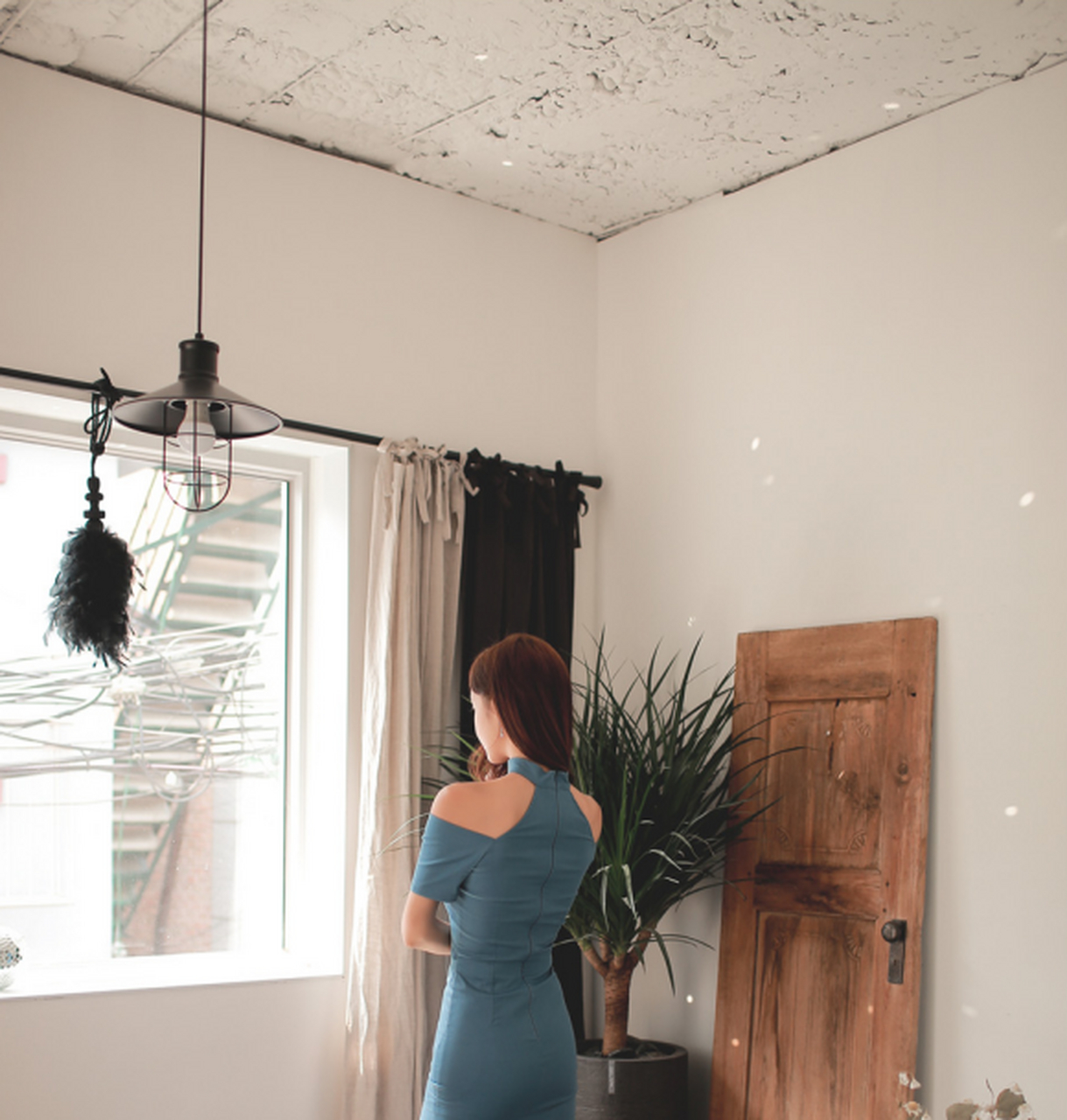 孙允珠高清美图:皇后芯绒质感抹肩晚礼裙[?