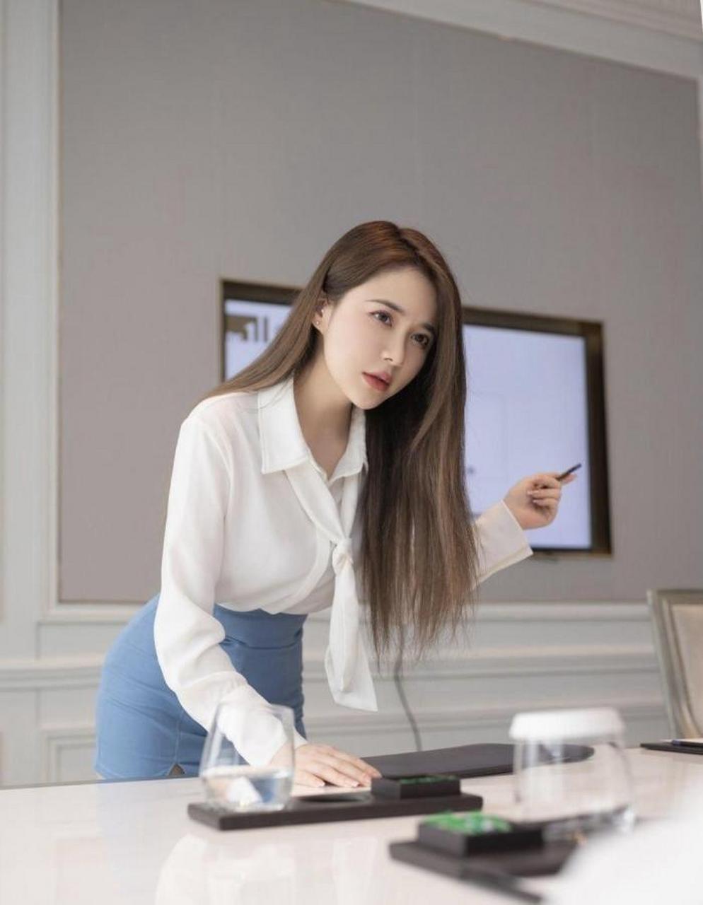 美女图集:肉丝美腿女老师,你还不好好听课?