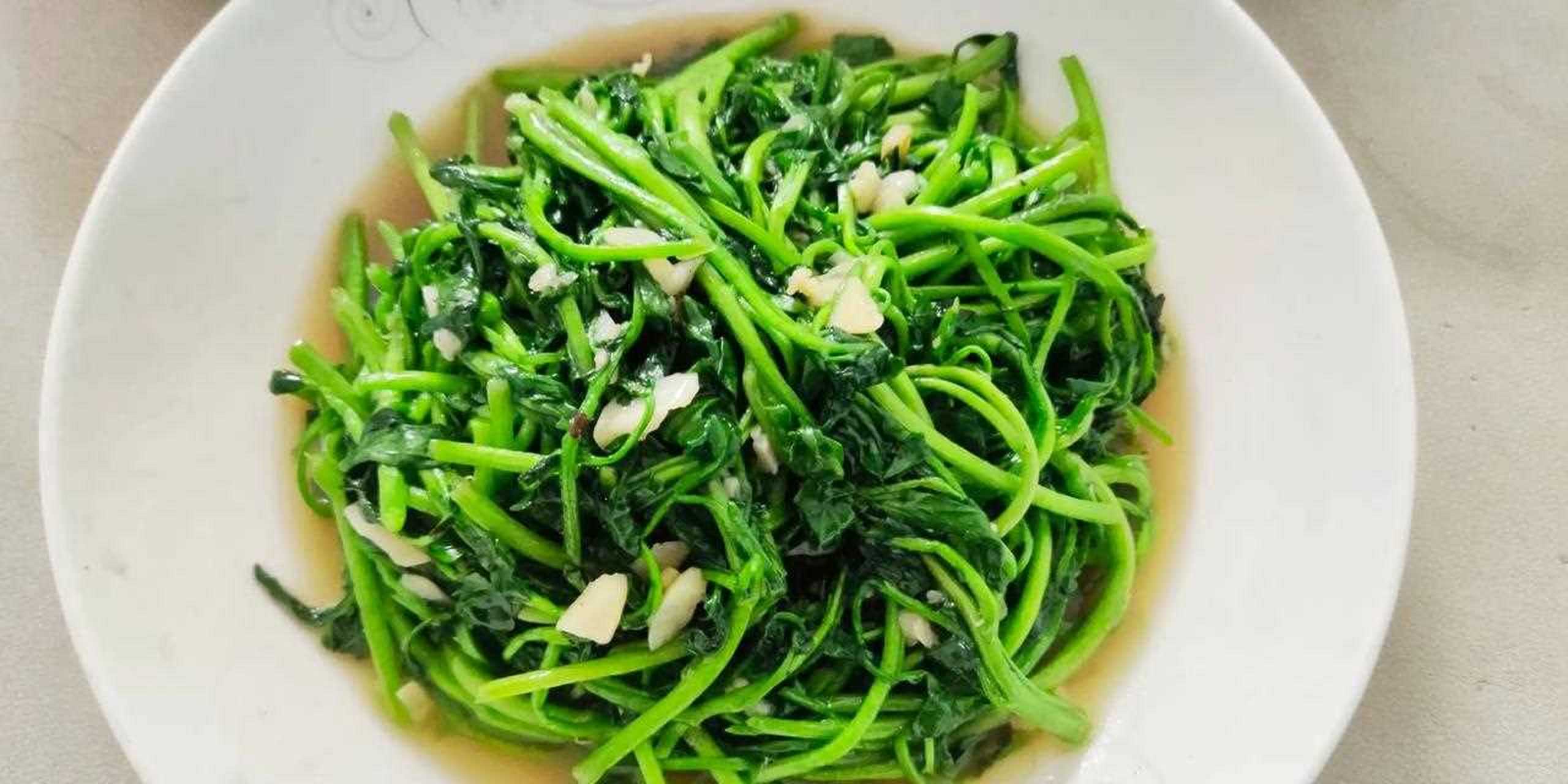 晚餐分享[疑问] 蒜蓉西洋菜 肉末豆腐, 清炒土豆丝,[你懂的] 骨头煲