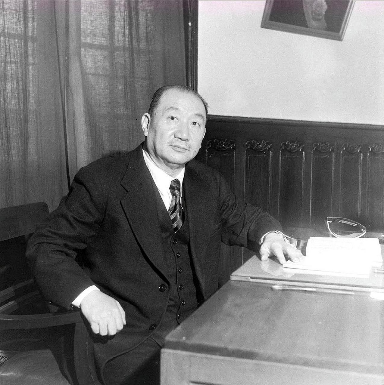 1910年,孔祥熙的照片上,他身穿官服,年仅三十岁.