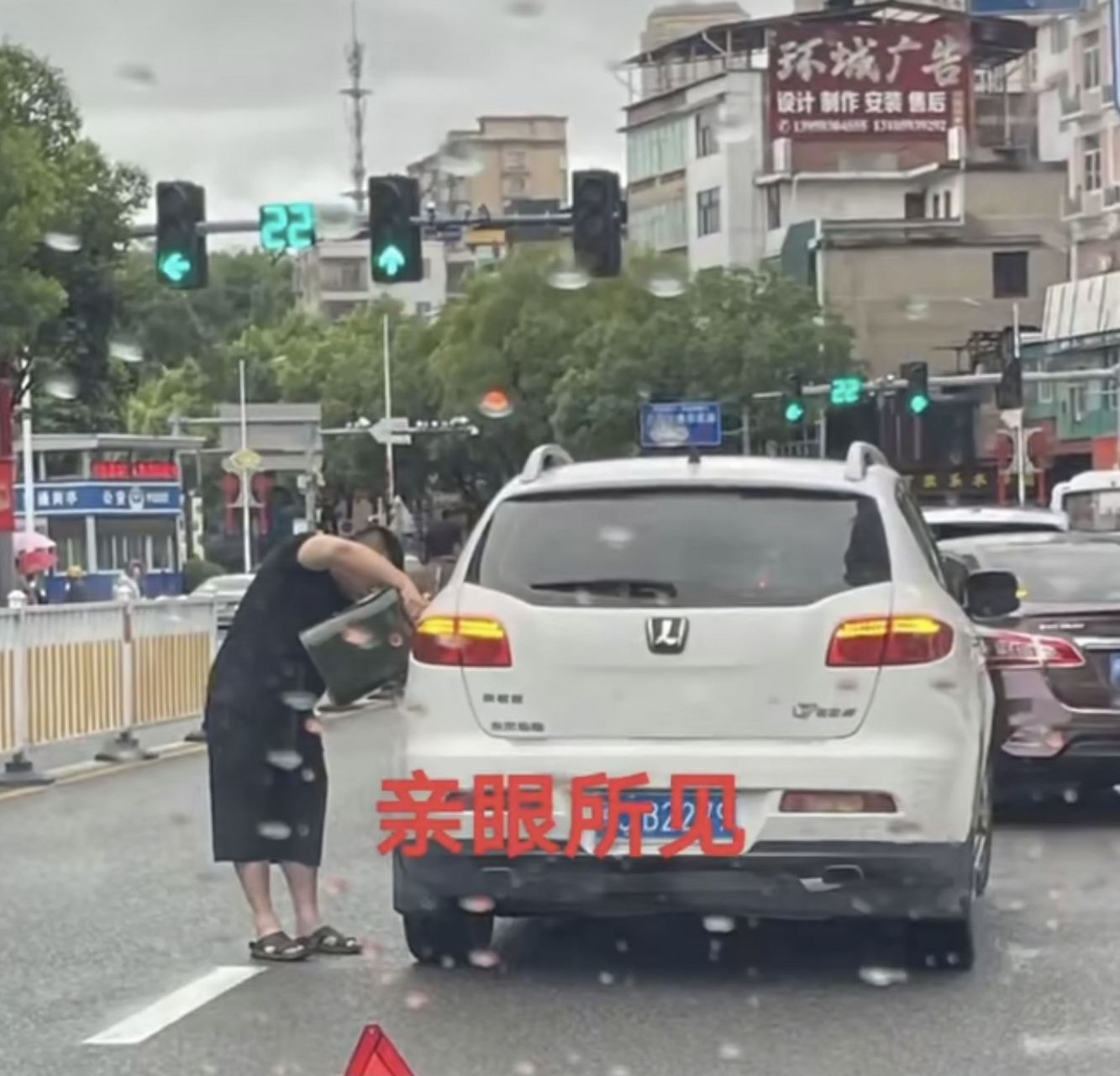 纳智捷车主 #纳智捷##加油站##搞笑# 近日,网友晒出一张纳智捷车主在