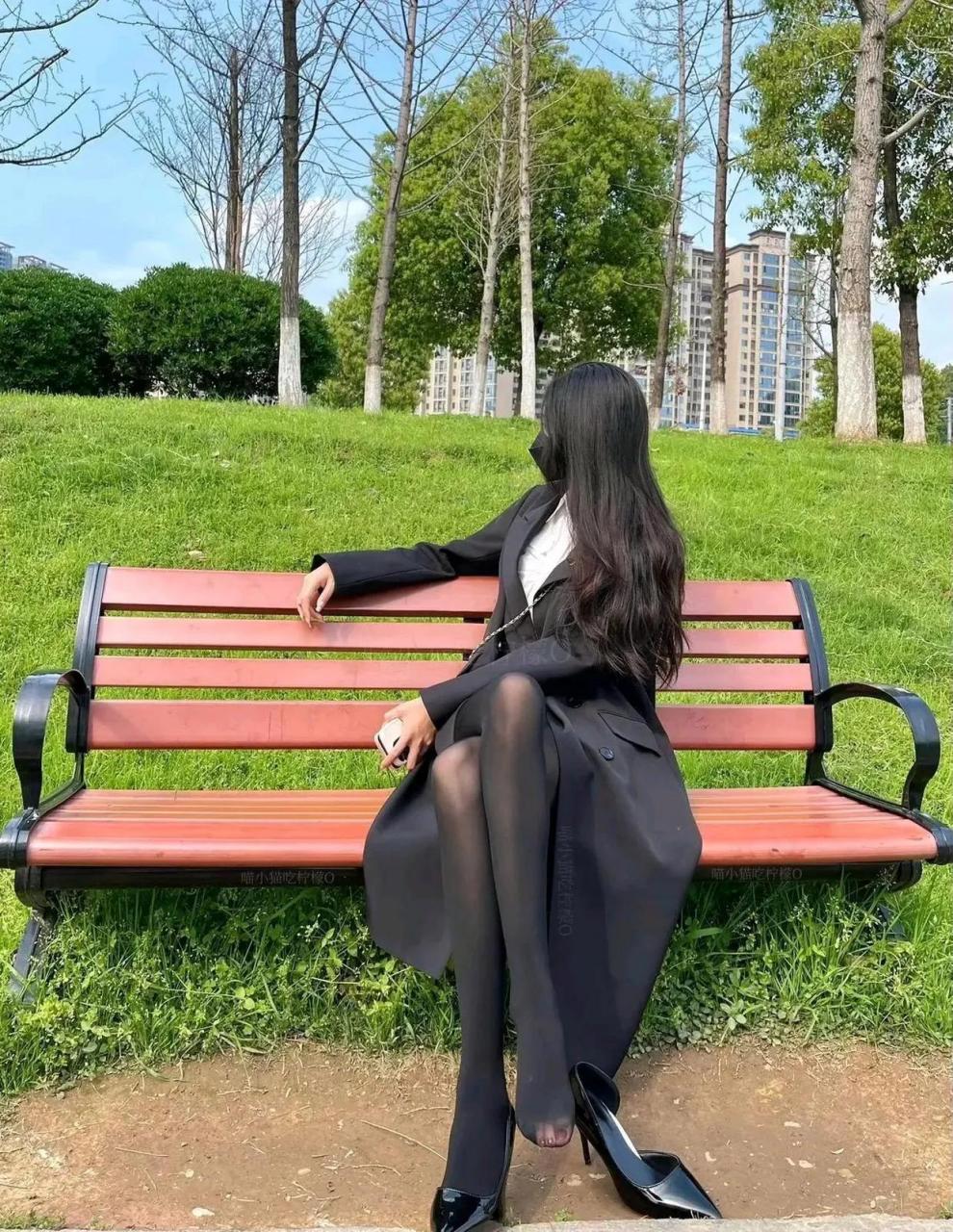 公园里的黑丝袜美女靓丽性感风采照人.