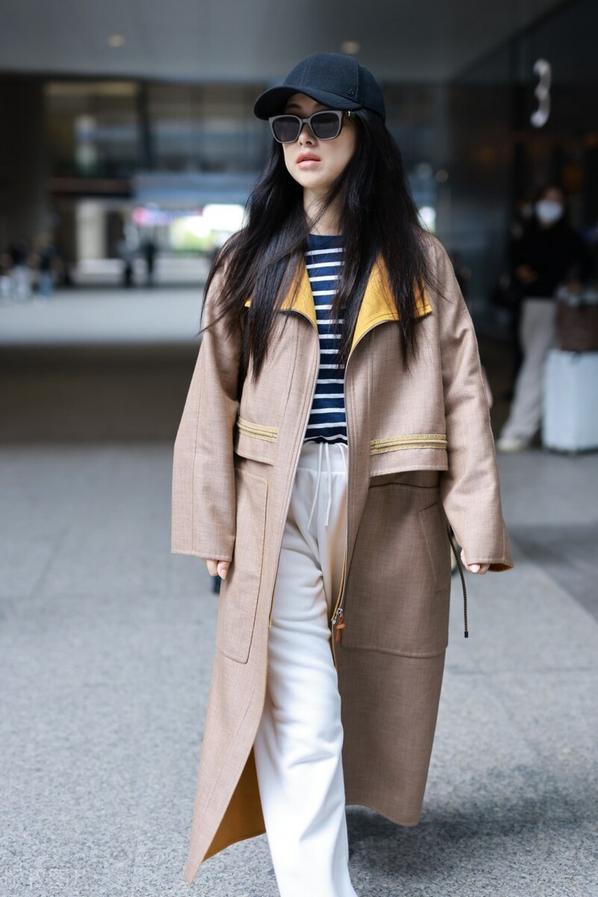 朱珠机场随拍,棕色风衣搭配条纹t恤,白色阔腿裤,头戴棒球帽潇洒拉风!
