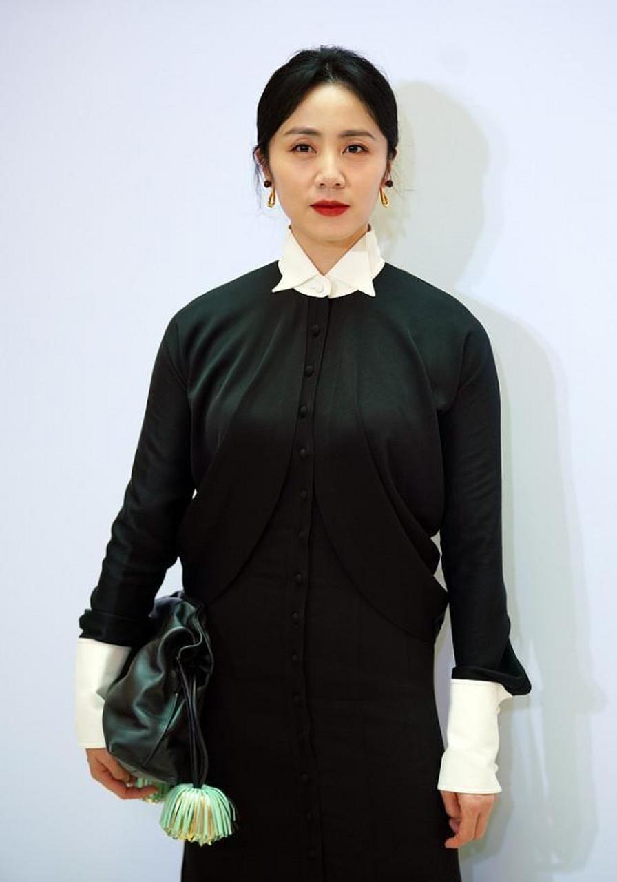 孙莉真该换个造型师了,穿着"显胖"的裙子,感觉上身宽厚不少