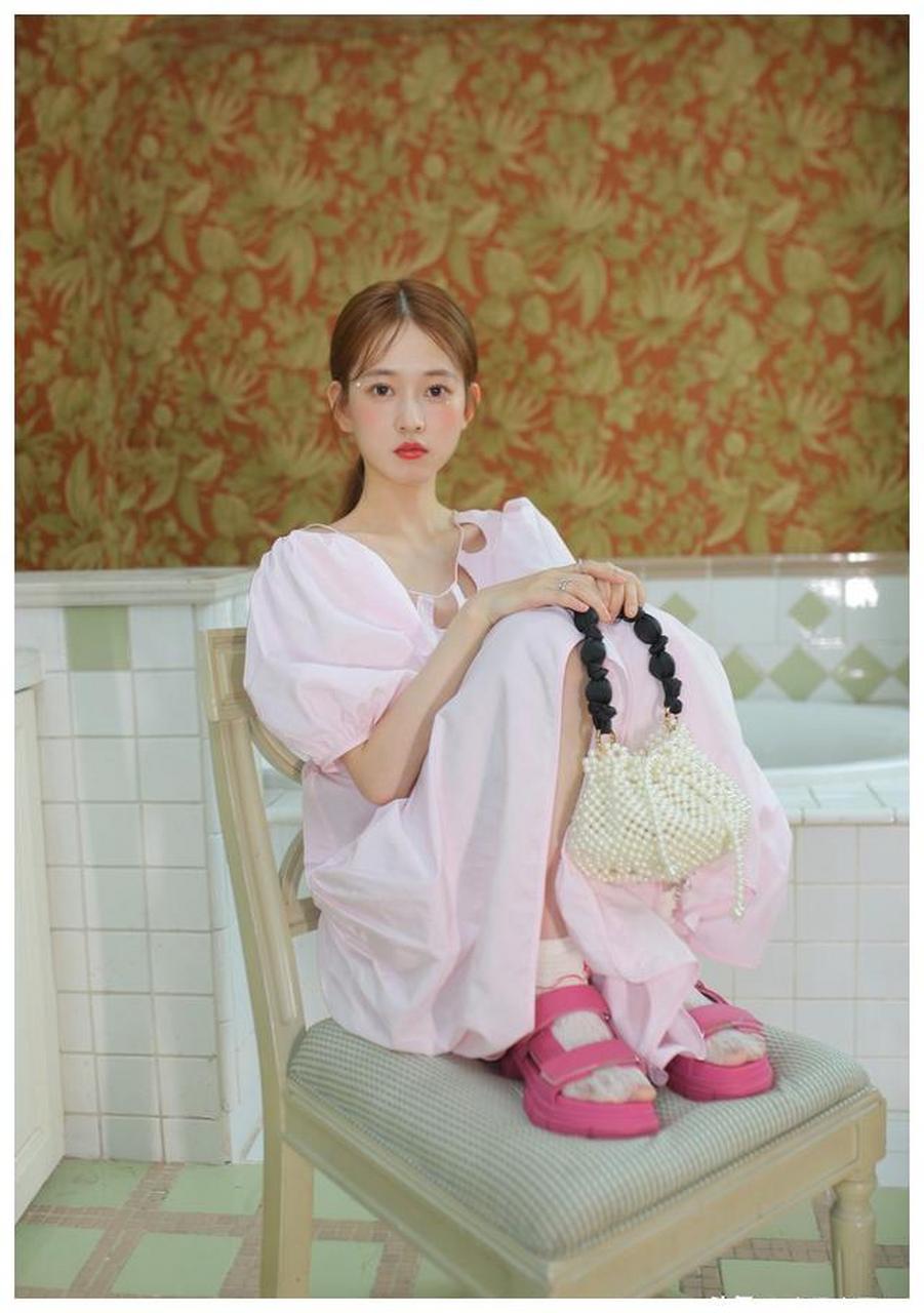 张丹三粉色连衣裙性感写真