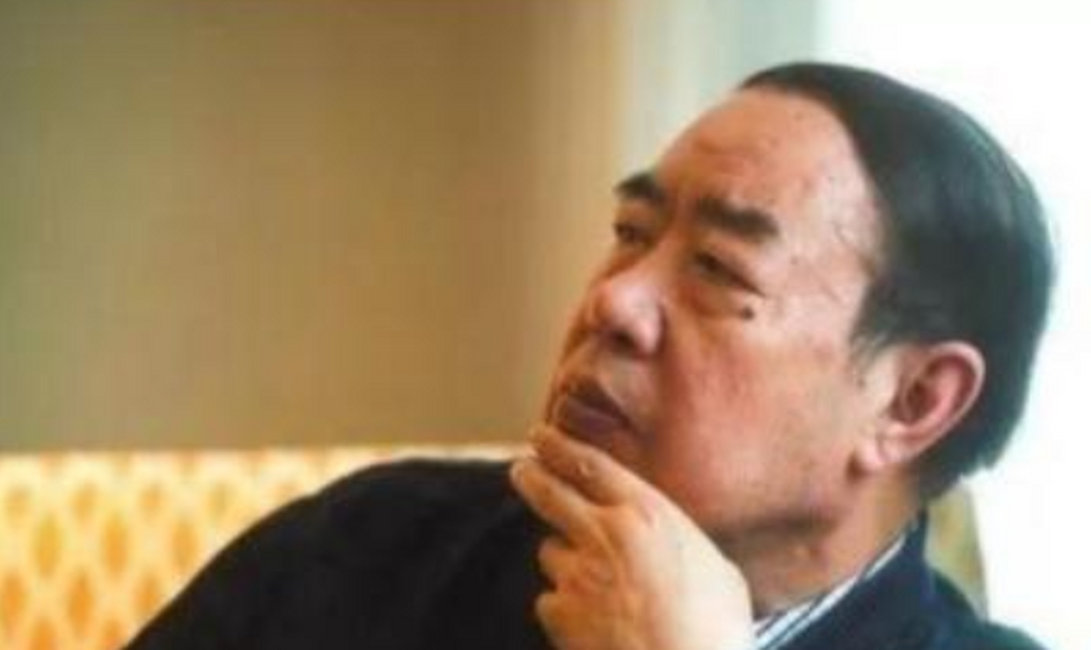 贾平凹外面吃饭喜欢喝茅台,还喜欢美女敬酒,不过美女敬酒有讲究.