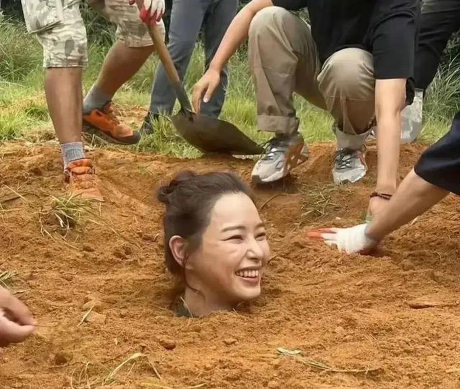 原来女演员埋土里是假的,感觉自己真傻,一直以为是真的挖坑埋