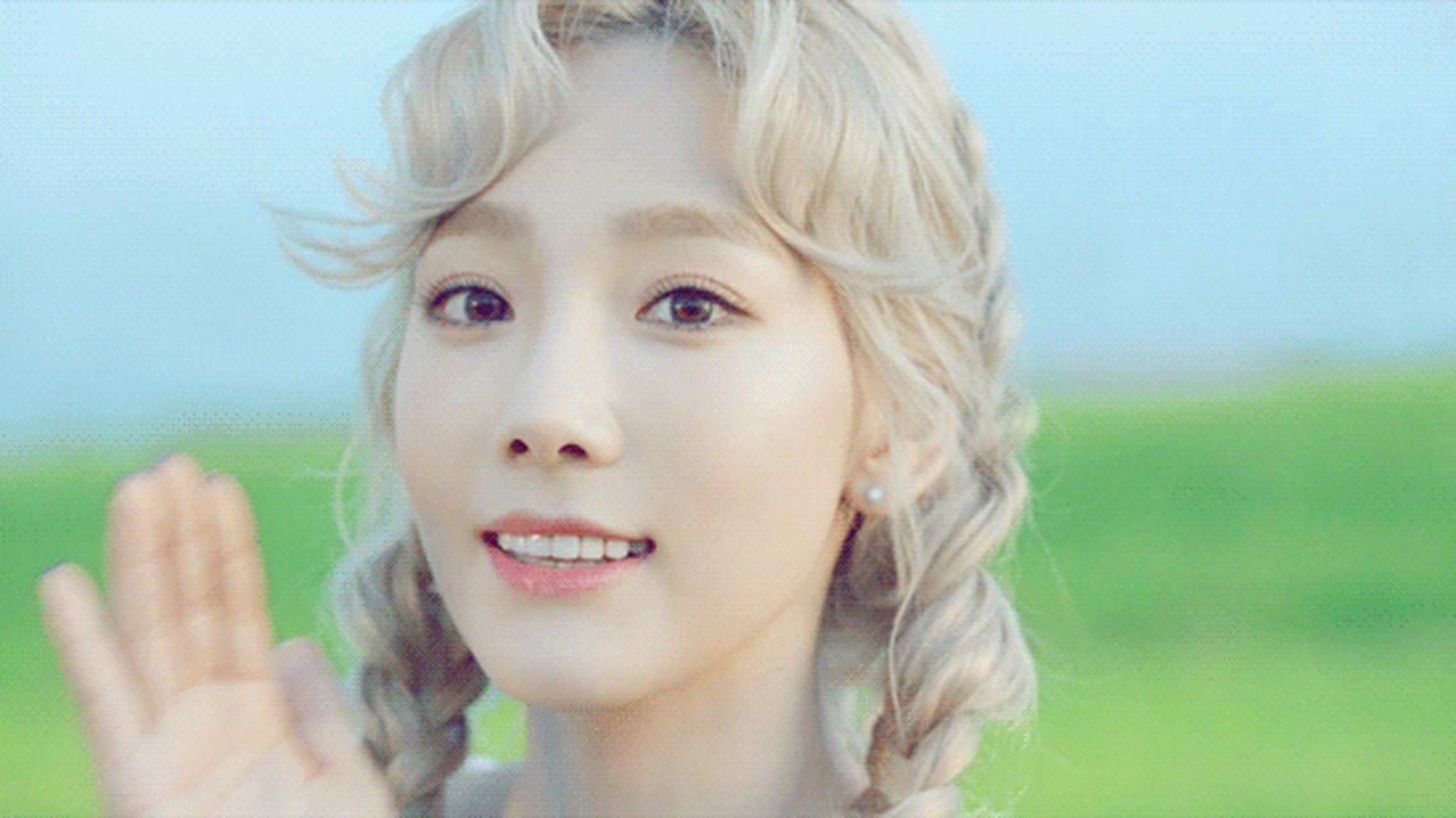 在电视剧《你们被包围了》中,金泰妍用她特有的声线演绎了插曲《爱那