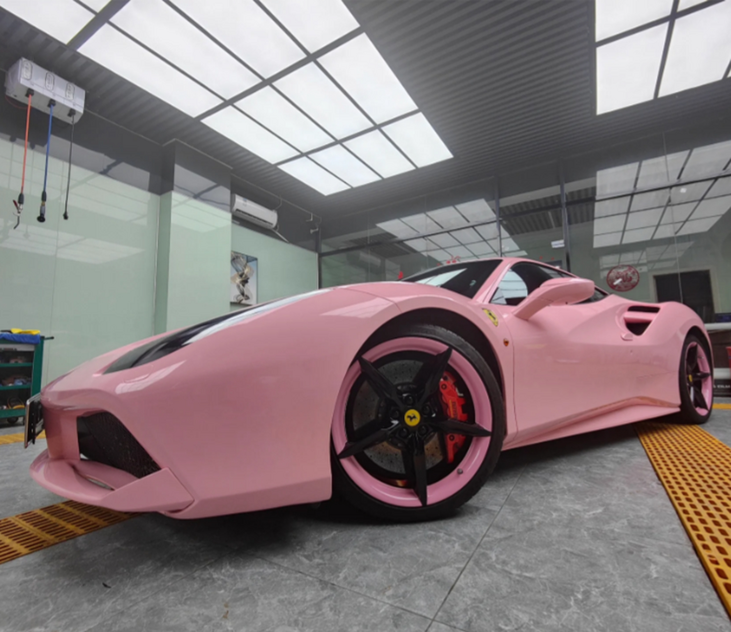 这款颜色太好看了吧 朋友们,你们有没有看过法拉利488gtb的樱花粉改装