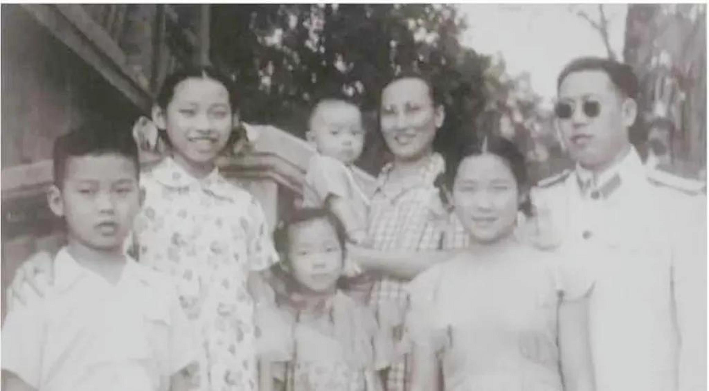 领动计划# 五十年代末,李作鹏将军与夫人董其采及子女们在一起的河鞍