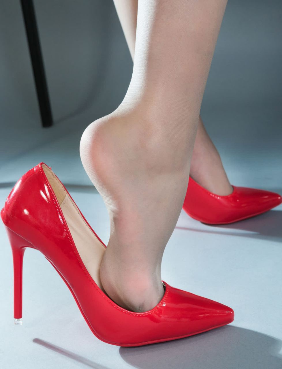 白色西装 浅蓝色牛仔裤 红色高跟鞋是我十年前喜欢的组合.