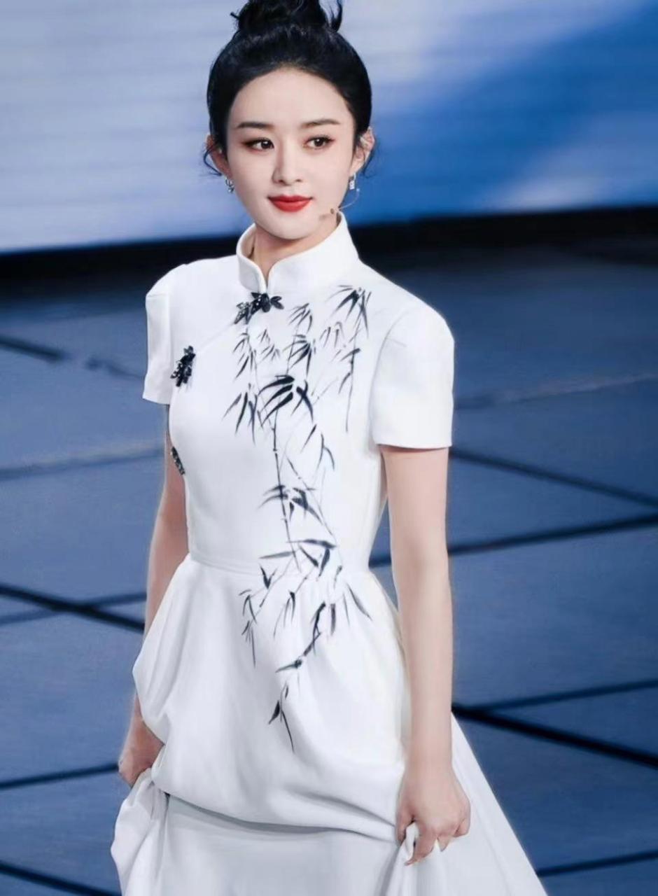 赵丽颖做客曹可凡访谈,盘发配针织裙优雅如天鹅 "国泰民安"的美 最近