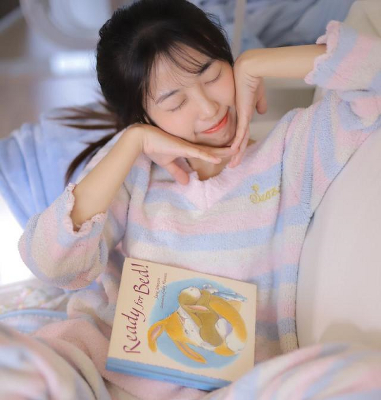 萌系小姐姐身穿棉花糖睡衣,气质甜美清新,简直太可爱啦!