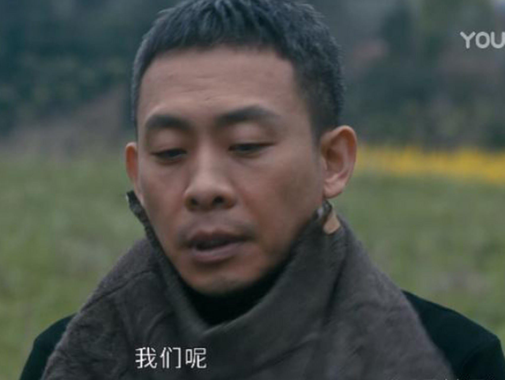 毛衣好像穿反了