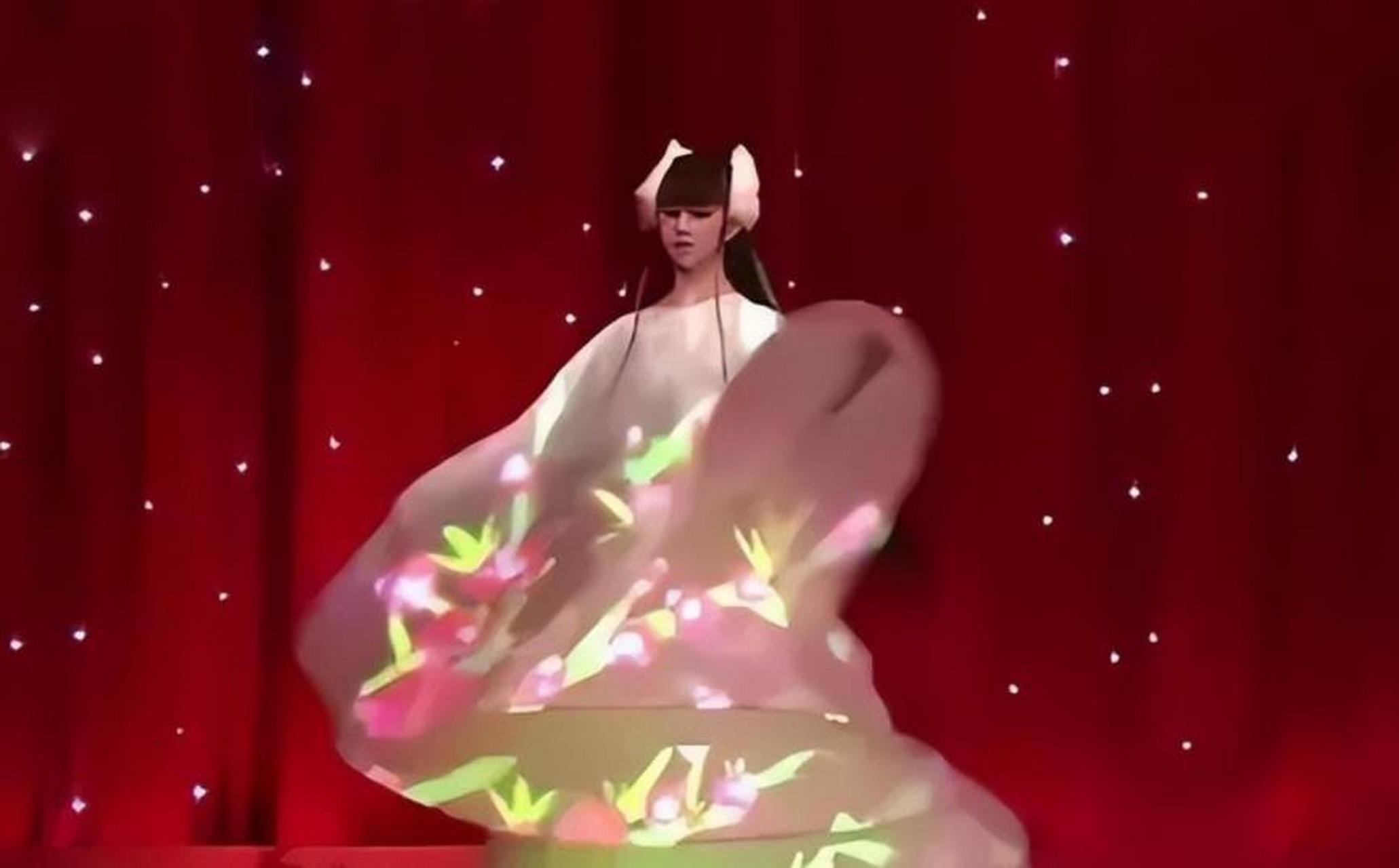 2014年春晚,在总导演冯小刚的安排下,小彩旗化身"时间使者",一"转"