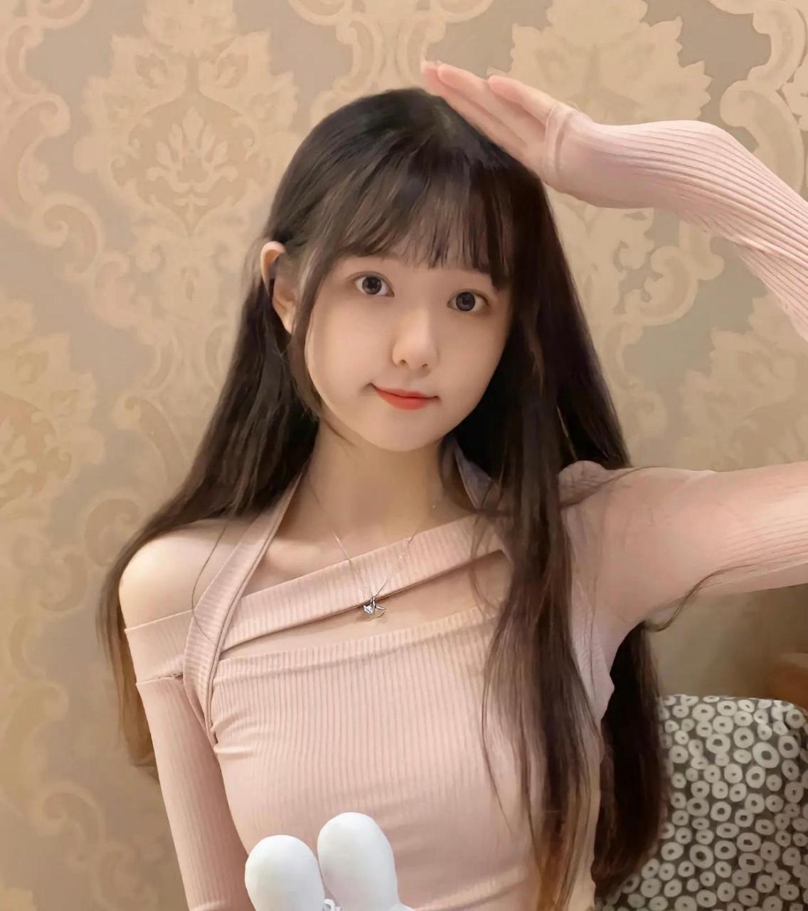 十七八岁的可爱姑娘,眼神里透露着无法隐藏的青春朝气.